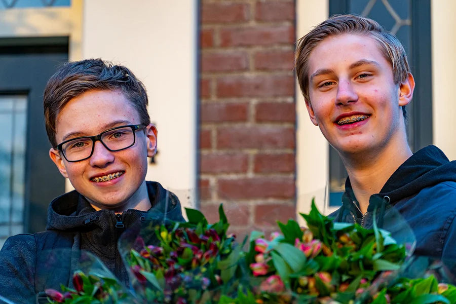 Vrienden bijbaan - bloemen aan de deur